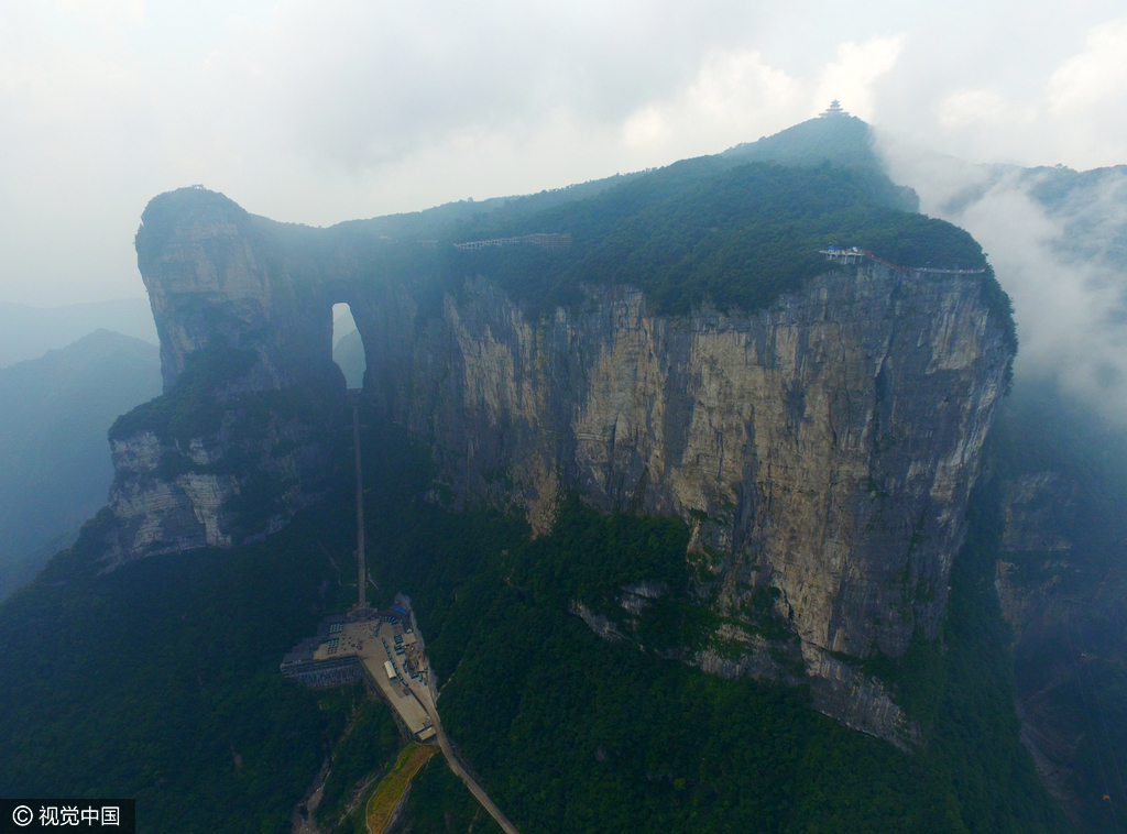 该栈道全长100米、宽1.6米，因站在玻璃栈道上能俯瞰天门山99道弯盘山公路而得名“盘龙崖玻璃栈道”。