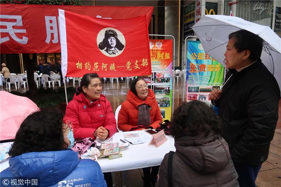 南京路学雷锋活动好热闹 志愿者各展其能为市