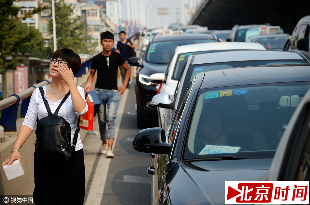 9月14日,山东省济南市,在北园高架桥的济泺路下桥口处,车辆排起数千米