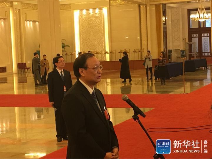 国家中医药管理局局长王国强接受采访。王国强说,中医药已在183个国家地区得到运用,建立了17个中医药中心。但还有很长路要走,中医药文化认同要有一个过程,准入也有一定障碍。