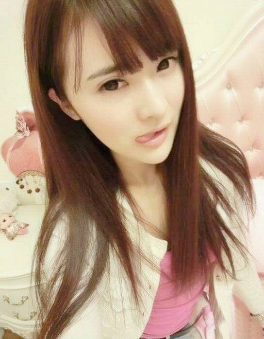 右边妹子,你做个鸡爪手势是想体现出与众不同