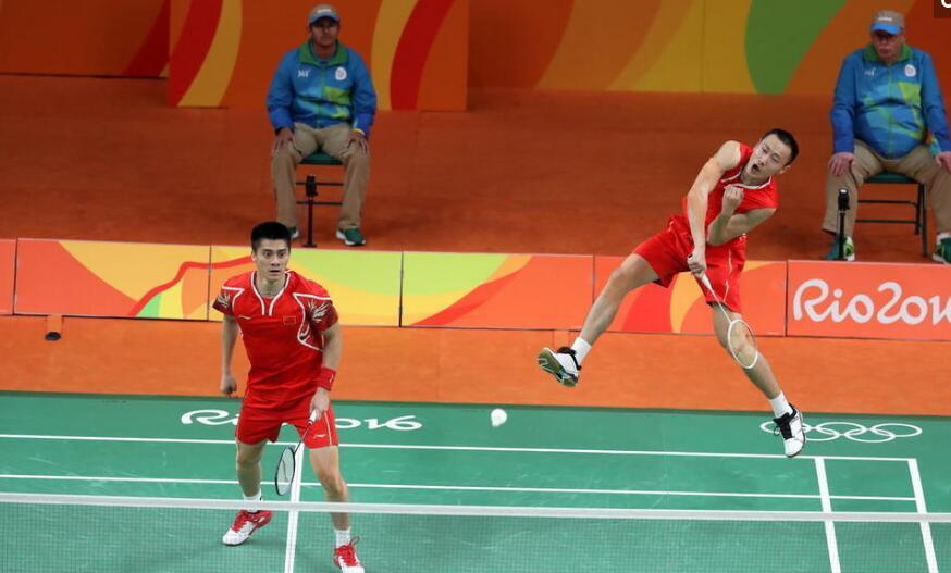 当地时间8月15号，羽毛球男子双打1/4绝赛，中国选手傅海峰/张楠2-1逆转韩国选手金基正/金沙朗，成功晋级半决赛。