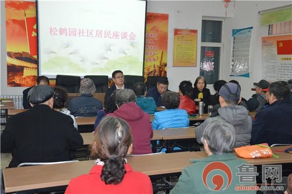 包居单位为社区居民办实事 居民点赞送去锦旗