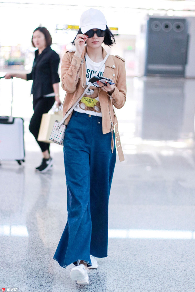 刘诗诗阔腿裤帅气潇洒 白色乐福鞋清新可爱