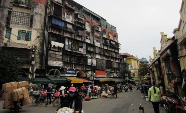 中国大妈去越南旅游,购物800元被一群人围观: