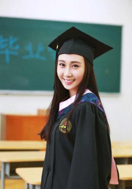 水均益23岁女儿晒毕业照 明眸善睐简直美哭了