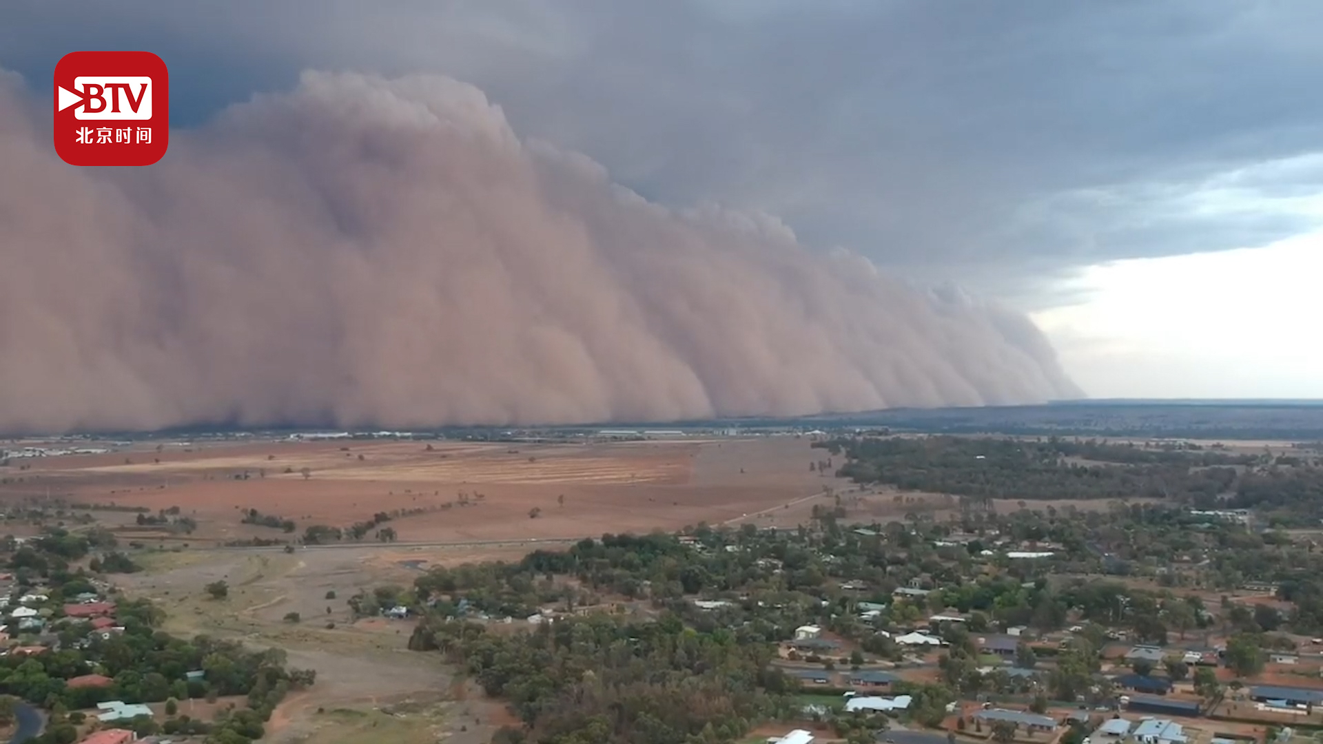 澳大利亚多地遭遇沙尘暴 遮天蔽日酷似大片