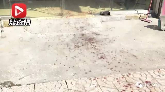 等到开女士跑过去看时,发现一个男子已经倒在地上,而女子则跑出了店。“女的自己打车去了医院,她头上手上都流血了,捅人的男子也没有走。“