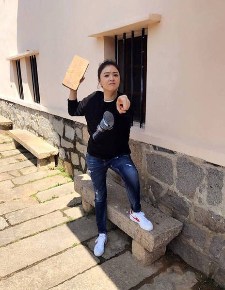 砖治各种不服!蒋欣街头拿板砖秒变"暴力"表情包