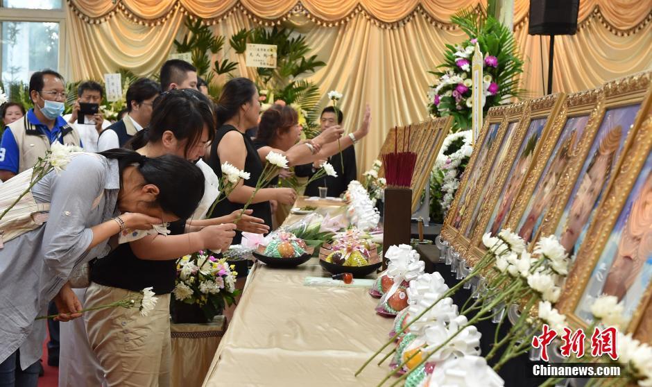 检查小组发现事故车辆逃生门有类似小客车儿童座安全锁的设计，启动开关位于司机驾驶座下方。安全门锁孔里，有小横杆控制住的暗锁，有人从外面拉，也打不开。