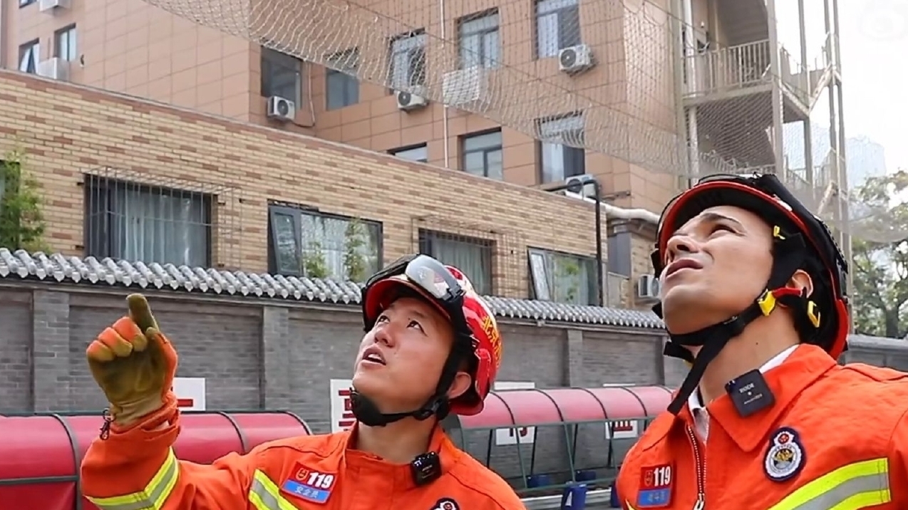 突尼斯小哥体验中国消防员的一天 突尼斯小哥体验中国消防员的一天
