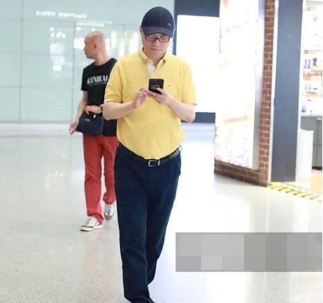 崔永元外出,身后光头壮汉疑似少林弟子?眼神凌