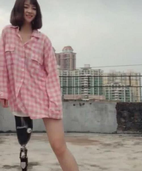 快手火了一位小姐姐,在她翩翩起舞时,网友:想给