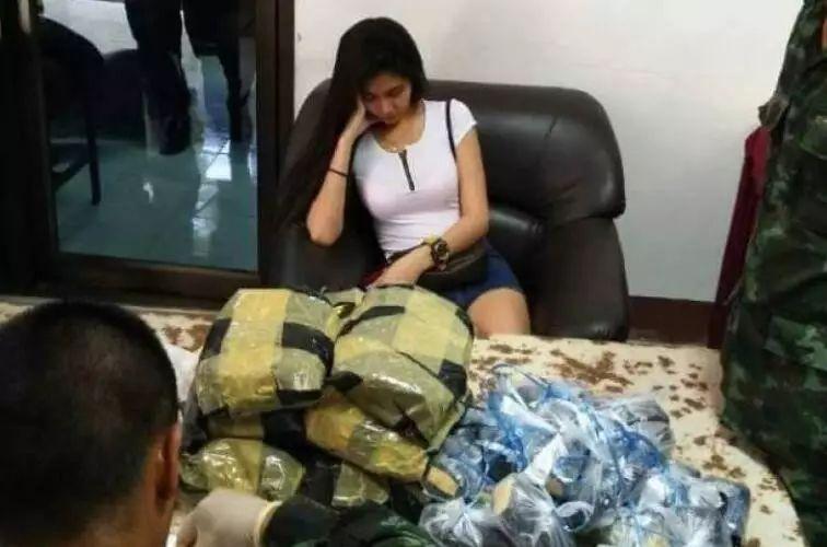 9月12日报道，泰国帕府1名美女开车运毒品，碰到路上检查站时企图以迷人相貌转移警察的搜查，可是警察没有中计，并在其车里搜到13公斤冰毒和86000粒安非他命。来源：泰国星暹日报