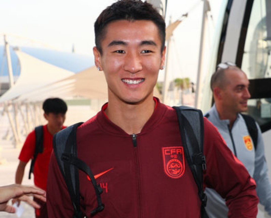 中国男足球员抵达卡塔尔多哈,国足将在这里迎