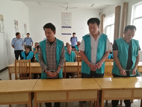 新野法院在拘留所对三名老赖宣布逮捕并进行集体训诫