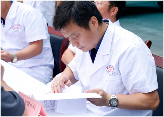 (重庆市人民医院心血管外壳主任医师陈灏翻阅病人病历)