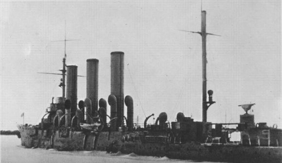 二月革命后，以列宁为首的布尔什维克，在彼得格勒(现为圣彼得堡)的工人和波罗的海舰队水兵中展开广泛的革命宣传和鼓动工作，积极准备发动武装起义，推翻资产阶级临时政府。1917年3月，别雷舍夫等3名“阿芙乐尔”号下级军官和水兵加入到布尔什维克的行列。随后，布尔什维克党支部开始在舰上展开活动，党的队伍日益壮大。到武装起义前的10月，党支部的成员扩大到42人。