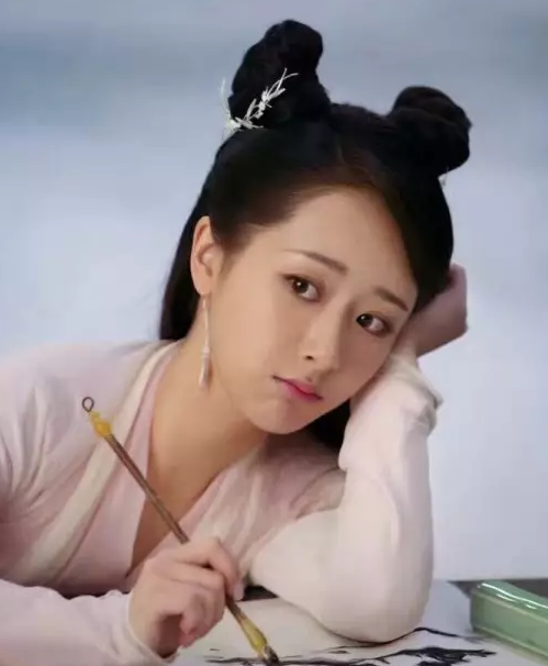 前阵子《香蜜沉沉炽如霜》新剧媒体探班会照片流出,大家都觉得杨紫小