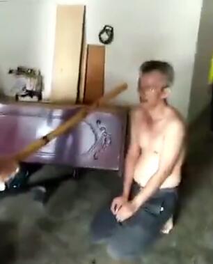 他用棍子殴打老人 跪地求饶仍不放过 他用棍子殴打老人 跪地求饶仍不放过