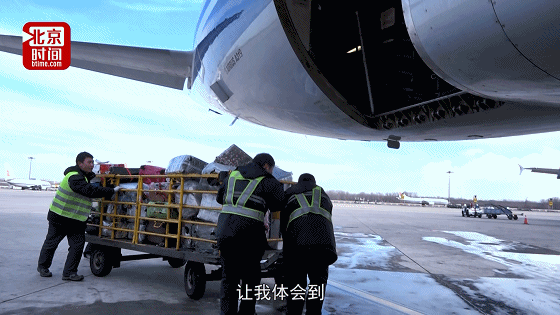 【家国网聚 网络旺年】行李装卸工的春运:穿钢鞋每人每天搬12吨多 【家国网聚 网络旺年】行李装卸工的春运:穿钢鞋每人每天搬12吨多