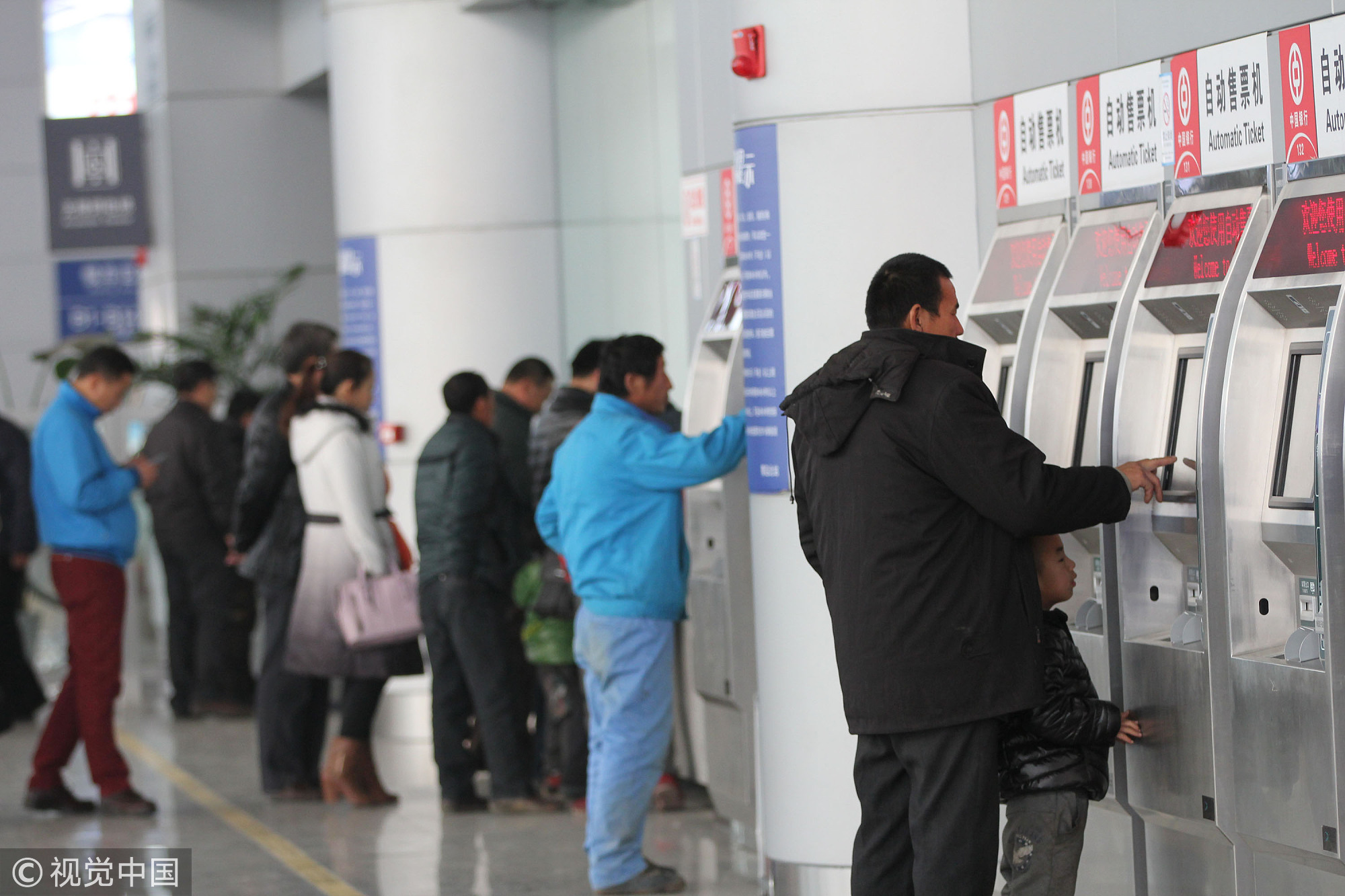 2016年春运火车票开始预售，越来越多的人开始在网上、在手机上订票，火车站也增设了许多自助购票机，线下买票已很少看到曾经通宵排队的情景。图/视觉中国