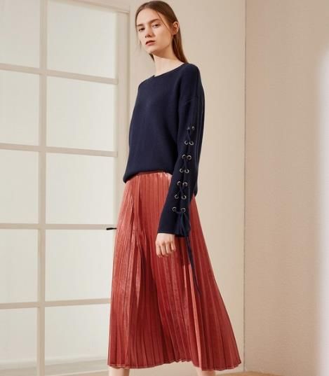 中长丝绒百褶半裙搭配喇叭袖毛衣:优雅大方又