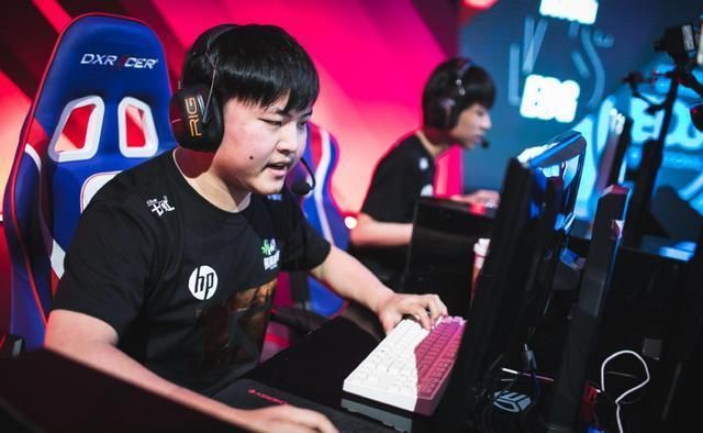 虎牙开启LPL夏季赛首播!RNG战队很难受,被亚