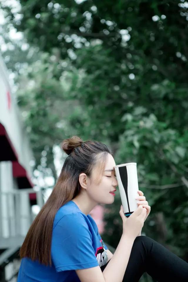 橙娱乐许亚芬应邀为《嘿逗智能水杯》担任模特,带你酣畅淋漓