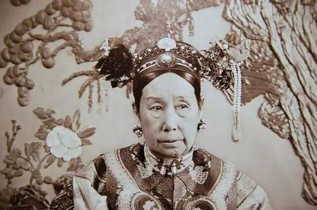 孙殿英盗慈禧墓,慈禧棺中有个黄布小包,他们多大胆子都不敢拿! 孙殿英盗慈禧墓,慈禧棺中有个黄布小包,他们多大胆子都不敢拿!