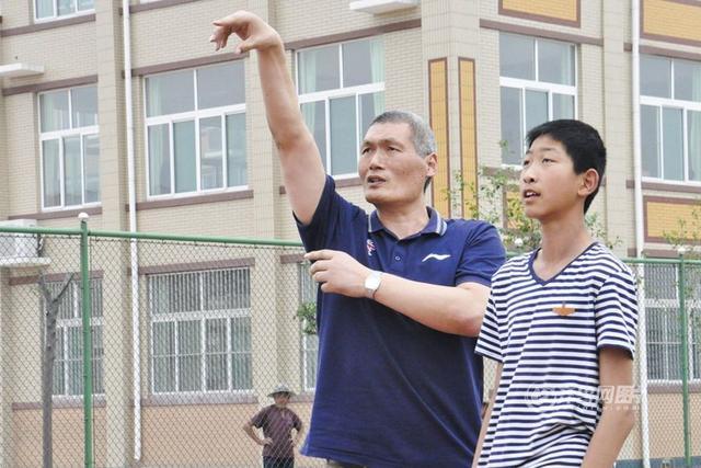 如今一头银发的大纪指导刘泽文投篮姿势，一旁的刘泽文听得相当陶醉，能看得出他对篮球的喜爱。