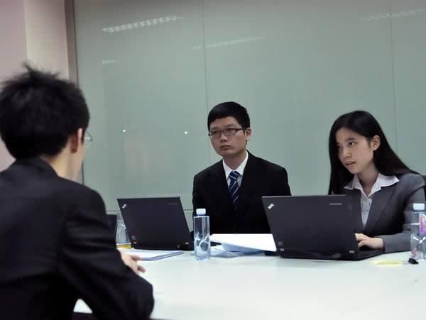 老板假装新人去分公司面试,面试官冷言嘲语,当