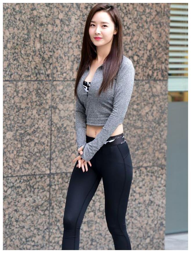 街拍:紧身裤美女时髦又显瘦,增添女人活力