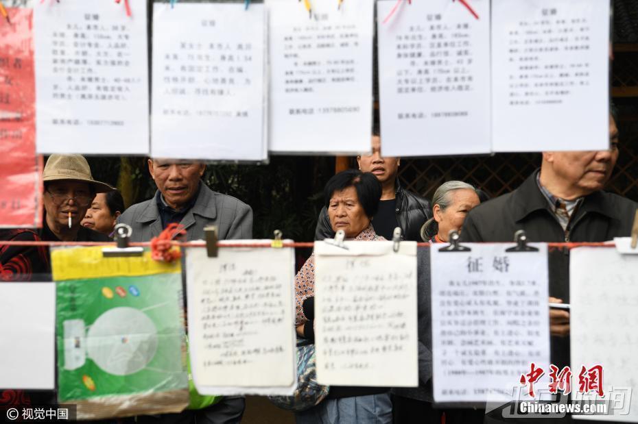 南宁公园“相亲角”场面火爆 家长为子女找对象 南宁公园“相亲角”场面火爆 家长为子女找对象