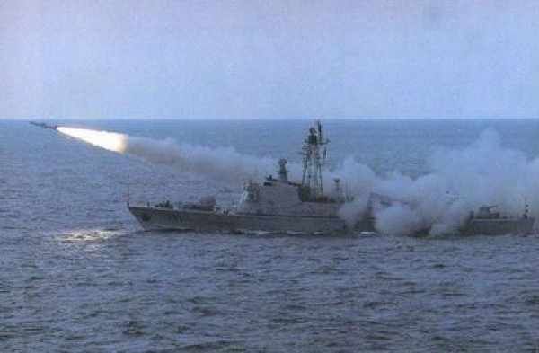 军演炸死的鱼咋处理? 渔民冒死打捞