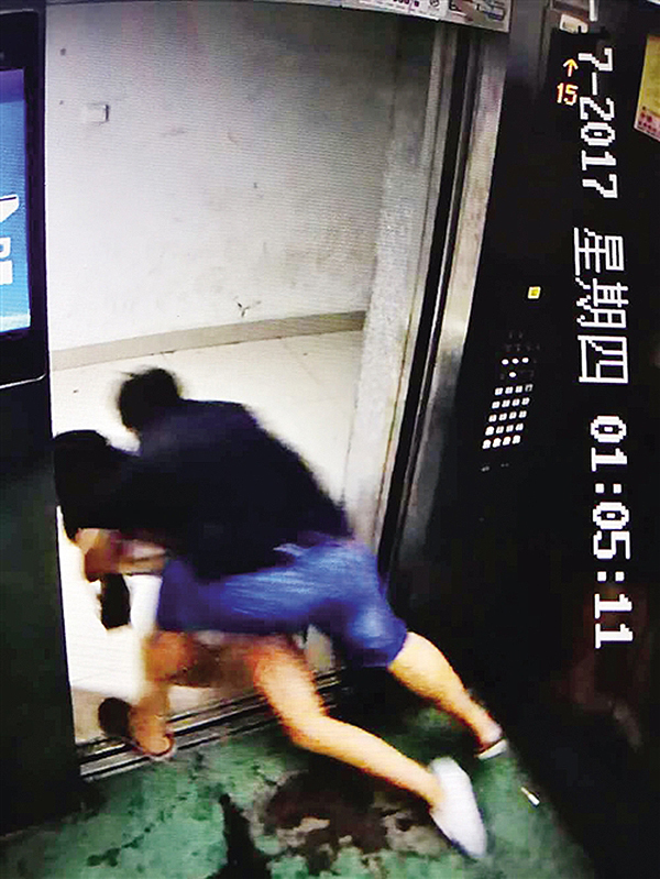女子电梯内遭邻居猥亵 逃出门又被拽回