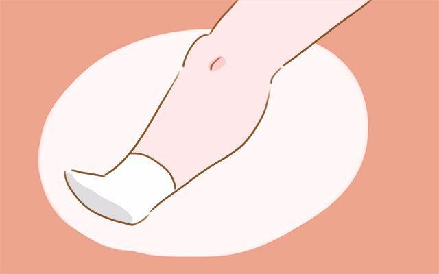 宝宝睡觉要不要穿袜子?穿袜子的这2点好处很