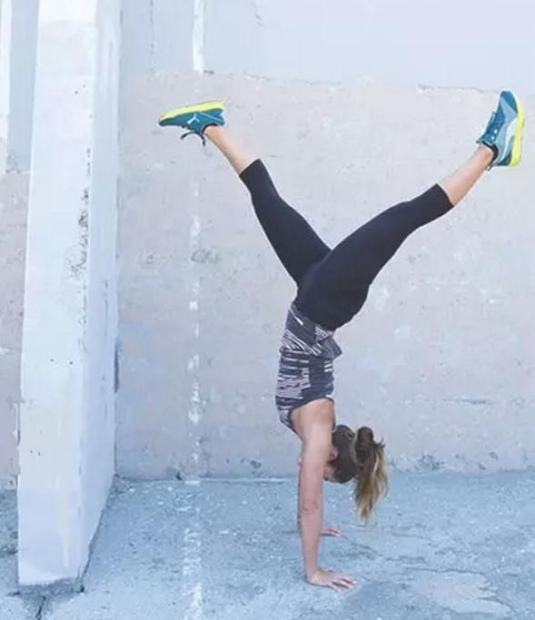 靠墙手倒立的另外一种练习方法 你可能没尝试