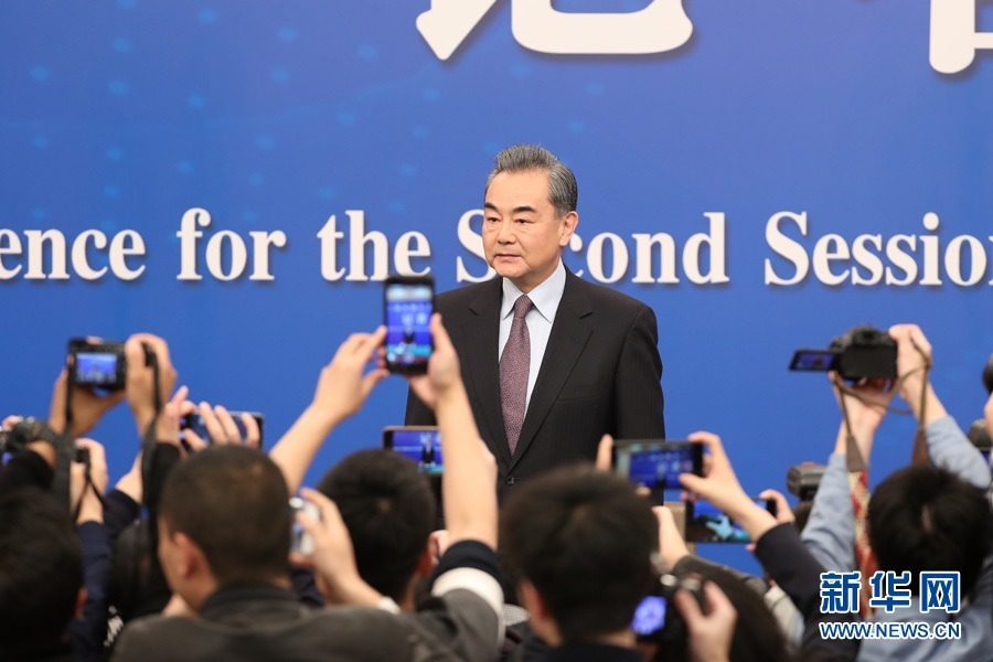 图为王毅抵达记者会现场。