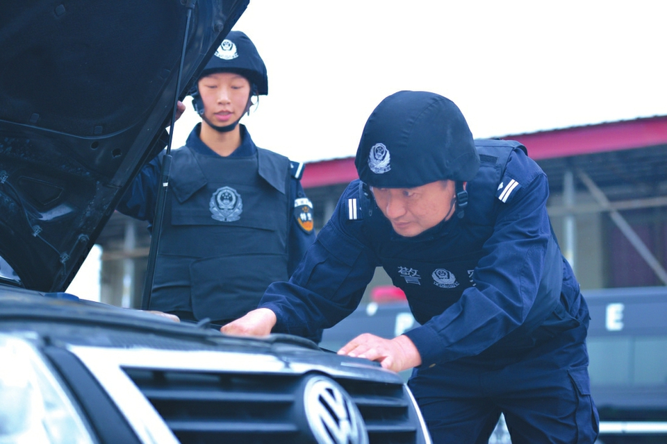 缉毒警10年缉凶500人 有人出价30万要他"人头"