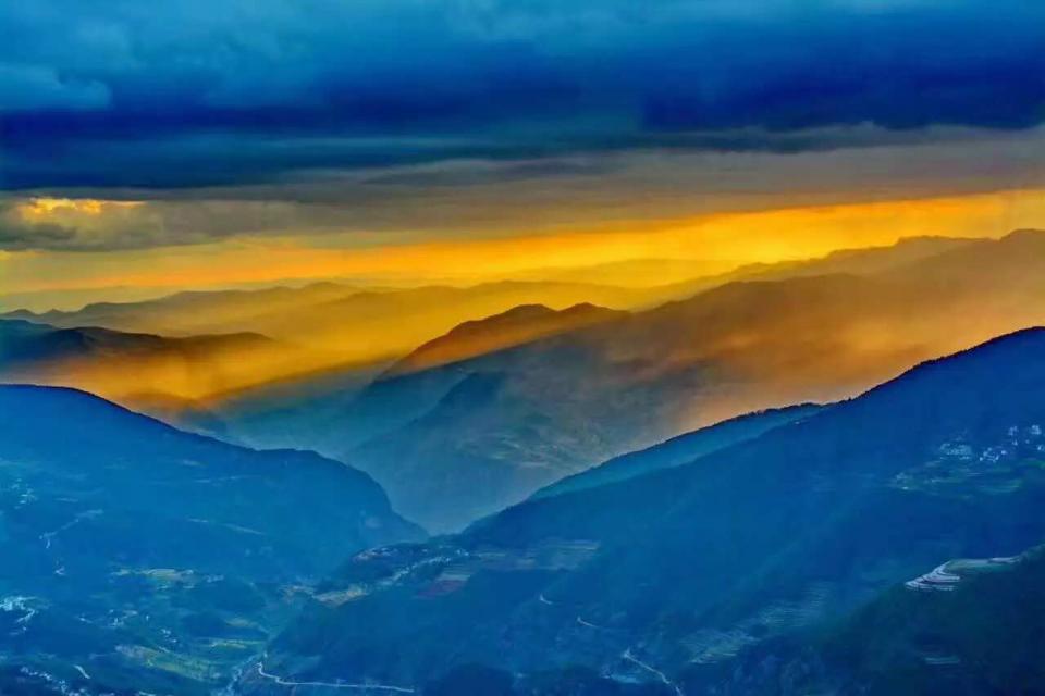 他顺手拍下轿子雪山奇观!金光万仗，红霞蔽日!快来戳大图…