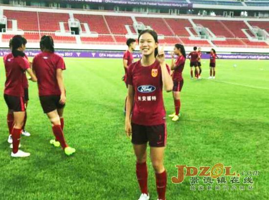 景德镇:浮梁一姑娘在国际青年女子足球锦标赛夺冠