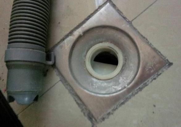 洗衣机排水管这样装,每回洗衣服都漏水!师傅也