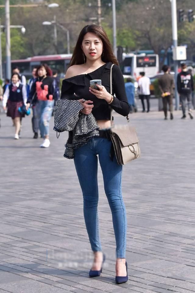 街拍:低腰紧身牛仔裤,对身材的展示真是一个美