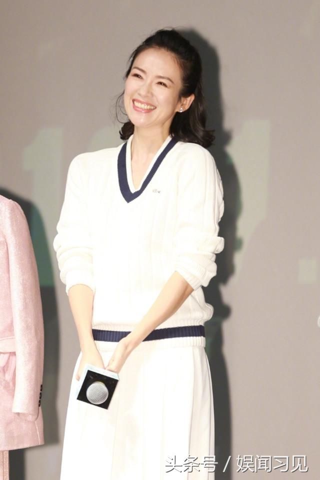 章子怡白毛衣白裙搭配丸子头搭档王力宏现身,