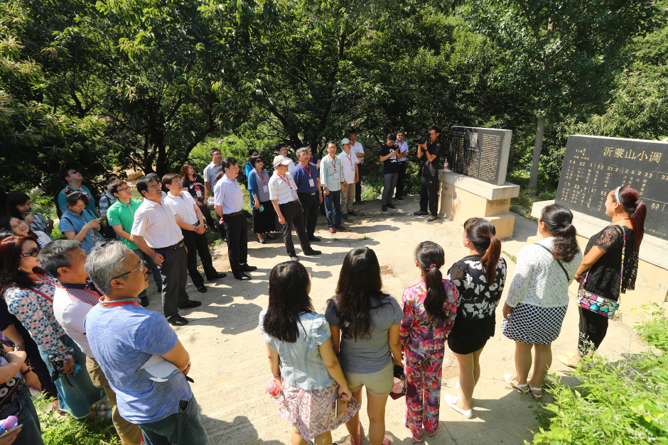 红歌诞生地追寻革命印记 代表团齐唱《沂蒙山小调》