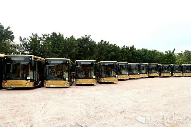 与斯堪尼亚合作研发的高端客车亮相珠港大桥