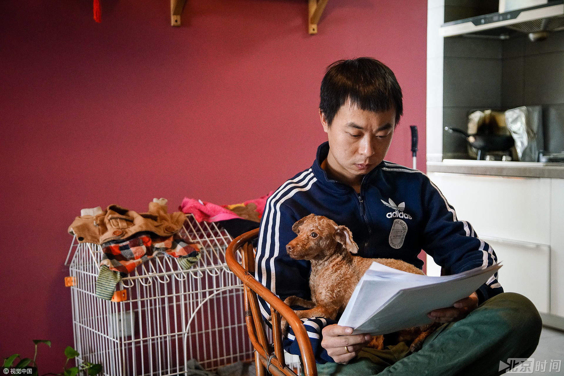西安小伙王龙,曾经酷爱音乐,立志成为一名歌手,却事与愿违,成为一名宠物殡葬师,在西安小有名气。 “虽然我从小喜欢狗,但是选择这个行当纯属意外。”王龙说,2013年,他送给朋友一只狗后想做个“家访”,却怎么也联系不上这位朋友了。“当时想了解下狗的近况,对方电话、微信都不回。”那段时间王龙吃不好睡不好,生怕狗狗出了什么事。“一个月后朋友告诉我,狗被车撞死了,不好意思接我电话,这事对我打击特别大。”