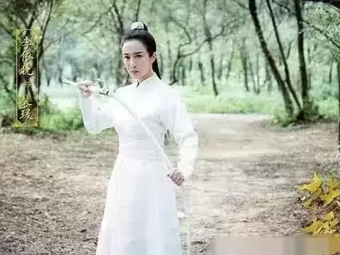 她曾将杨幂踩在脚下,被狗咬脸缝20针,如今再现