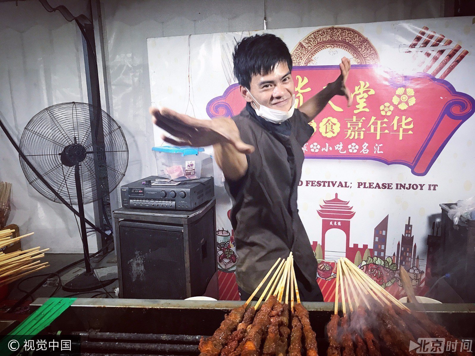 烧烤小哥酷似彭于晏边烤边跳舞 舞姿太妖娆太刺激